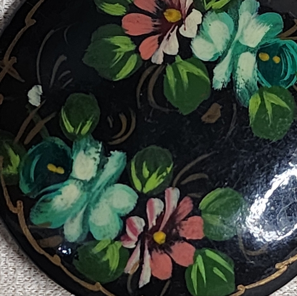 VINTAGE RUSSIAN HAND PAINTED LACQUER BROOCH SIGNED FLORAL BLACK - Picture 6 of 6